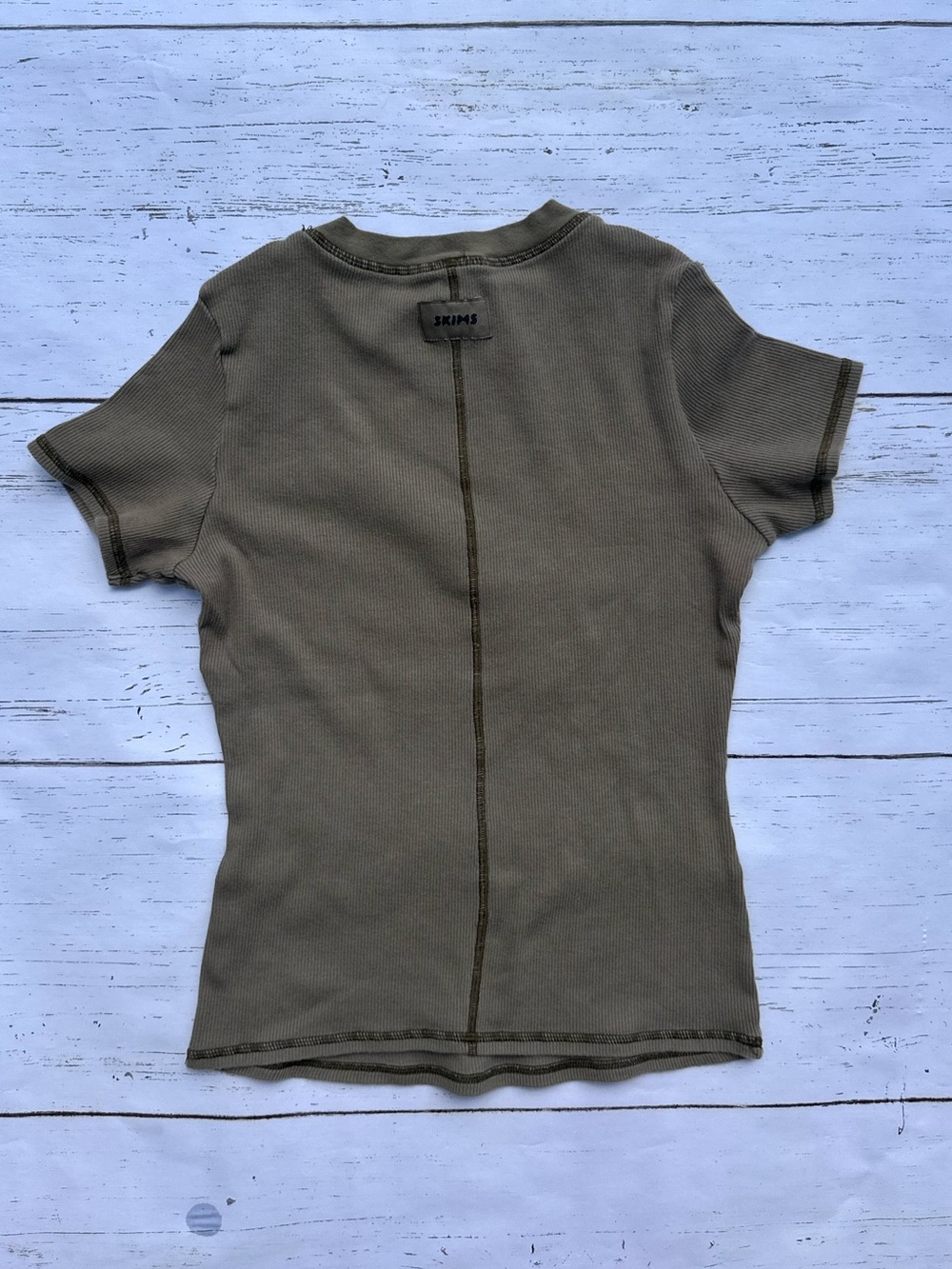 SKIMS Ribbed Tee - Picture 2 of 4